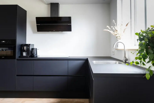 20 Beautiful Black-and-White Kitchens 2024